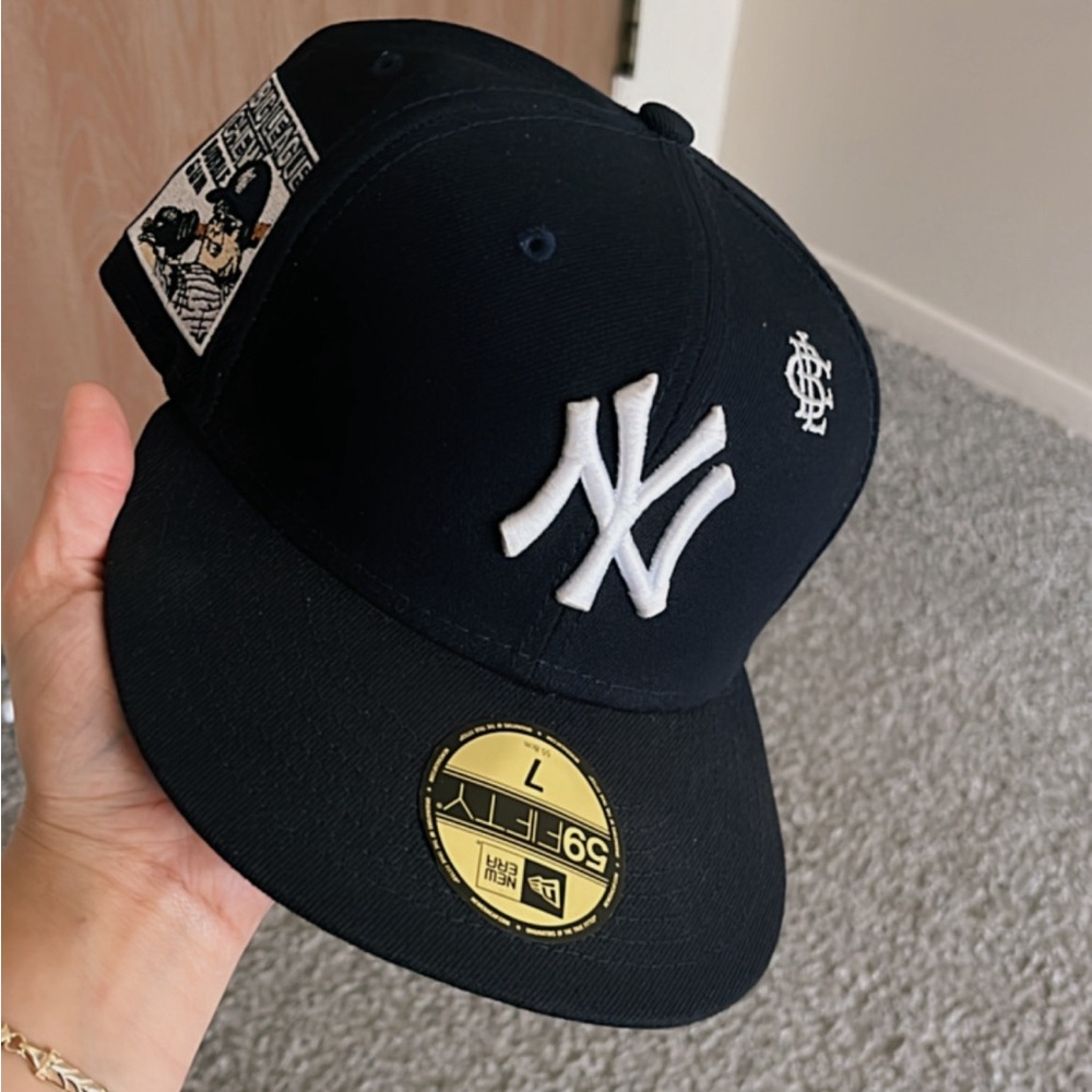 Footed black hat